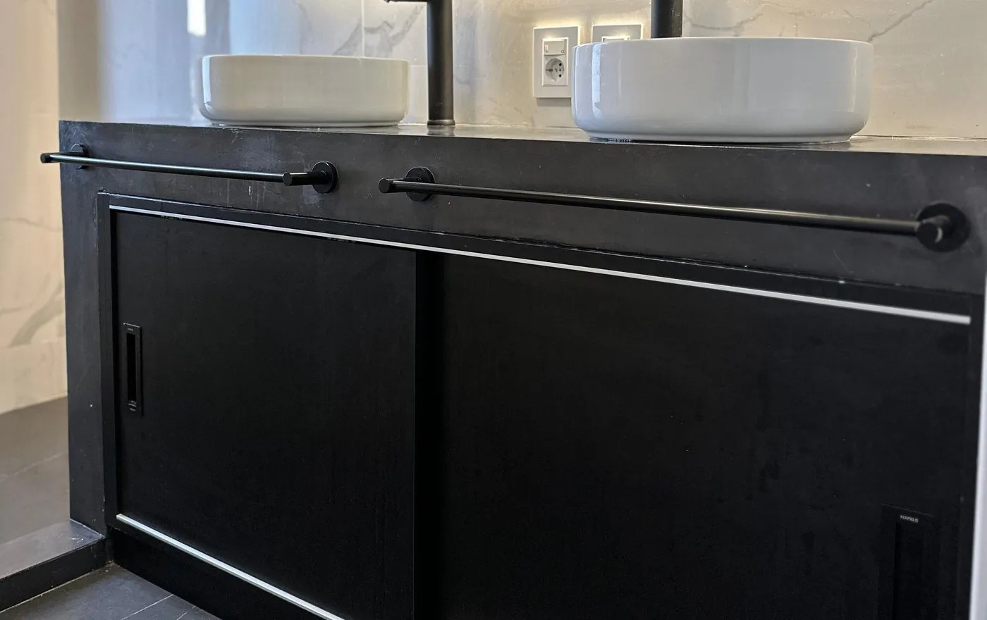 Baño a medida en Uruguay — Mueble compacto con gran capacidad interna